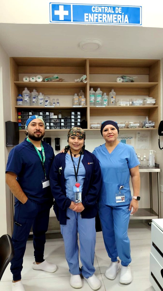 Equipo de enfermería especializado en hemodiálisis en la Central de Enfermería de Clínica Bital, Mérida
