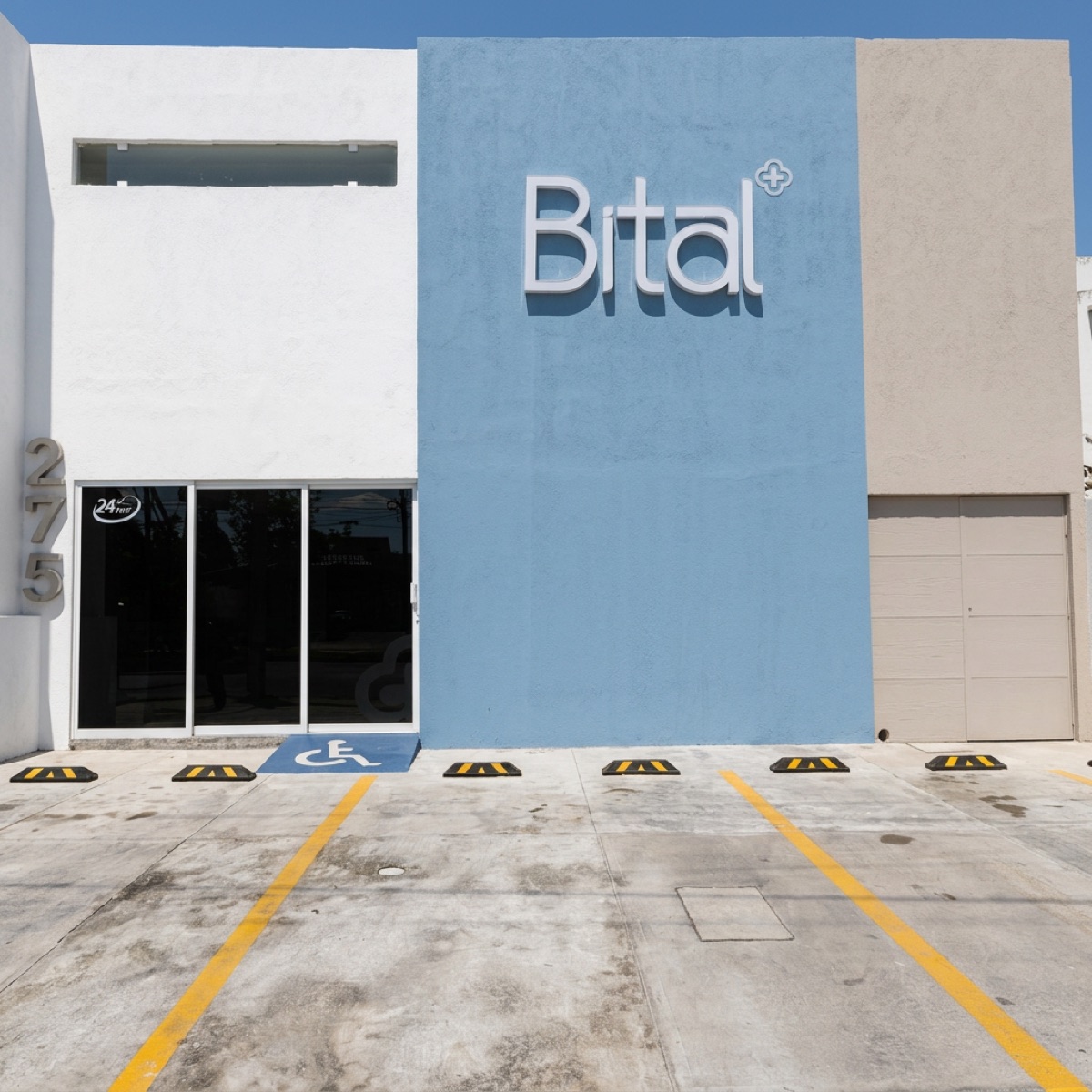 Fachada exterior de Clínica Bital en Mérida con estacionamiento accesible